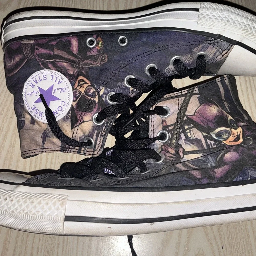 RARE🔥 Converse x CatWoman Vintage Comic Print Sz 5 Men's -‎ 7Women's Shoes